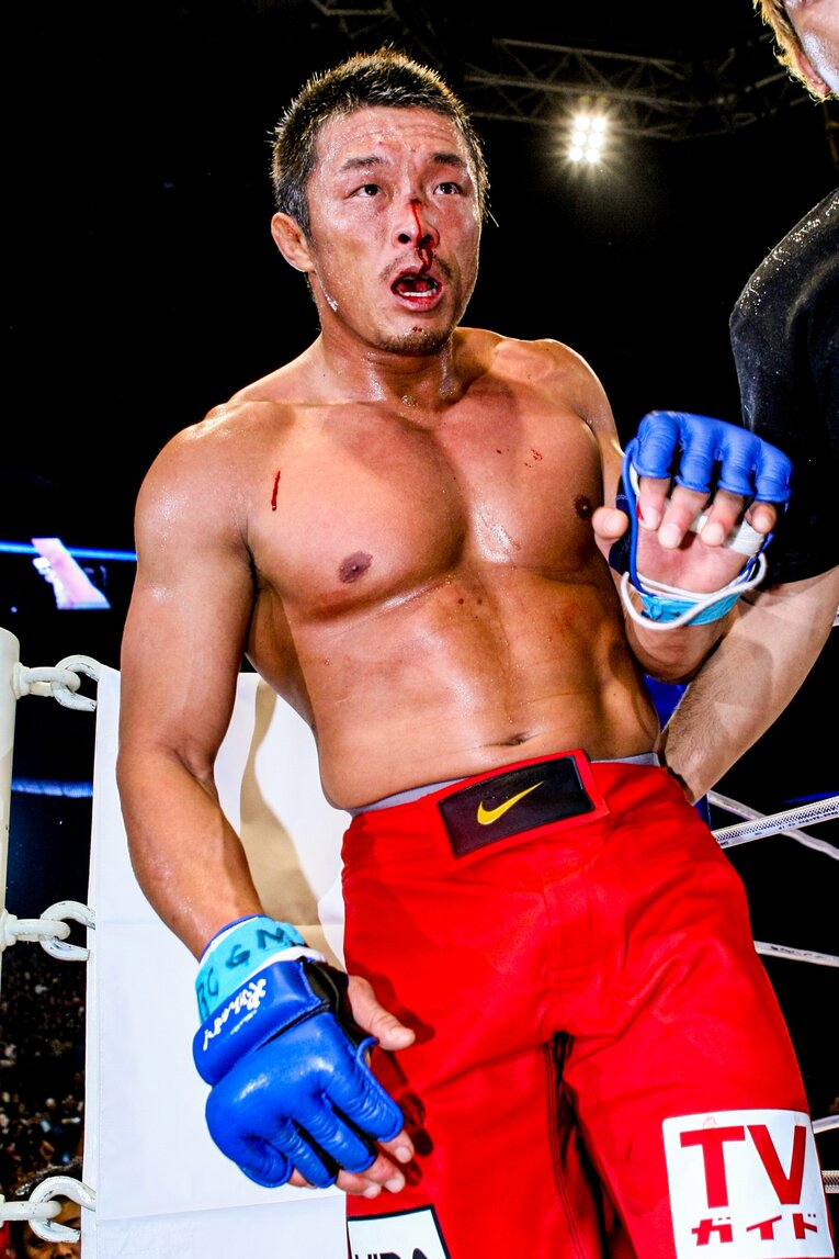 憮然とした表情で引き上げる秋山