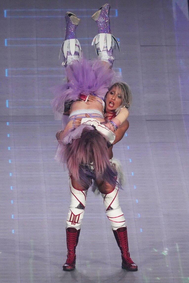 3度目の防衛戦。花道で中野たむを担ぎ上げるジュリア。2023年4月23日、横浜アリーナ　©Essei Hara