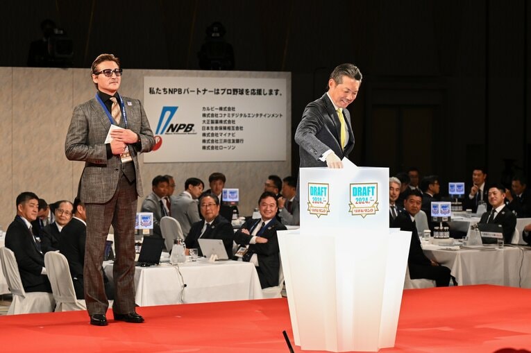 柴田獅子の抽選のクジを引く小久保監督　©Nanae Suzuki