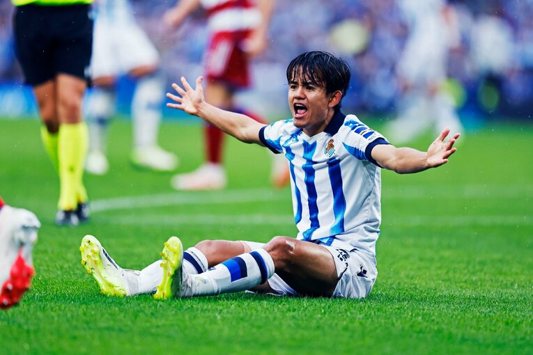 ファールを取ってもらえず激怒する久保