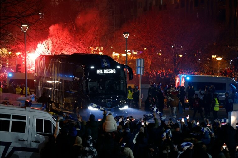 勝利を渇望するファンたちに出迎えられたラ・レアルのバス