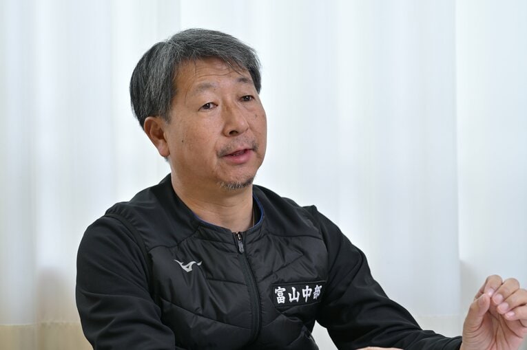 富山中部高陸上部を率いる水原監督。今から約3年前の2022年に同校に赴任した　©Hideki Sugiyama