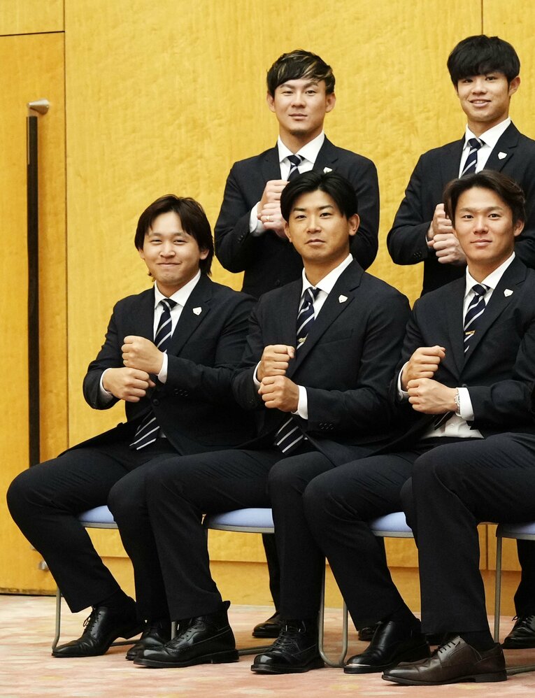 凱旋帰国し、岸田首相と面会したとき。隣同士で座る今永と山本　©KYODO