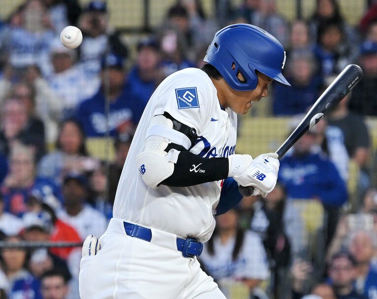 【どの角度から見ても痛い】大谷がメッツ戦で浴びた死球の決定的瞬間（全7枚中の5枚目。写真は右に続きます）©JIJI PRESS