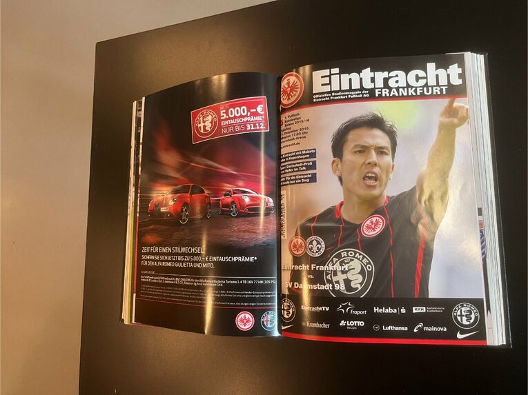 【長谷部誠ラストゲーム現地探訪】フランクフルトミュージアムに保管されている長谷部のマッチデイプログラム　©Yusuke Mimura