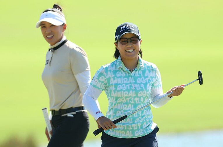 米女子ツアー最終戦「CMEグループ・ツアー選手権」でエイミー・ヤン（左）と優勝を争った畑岡奈紗（24歳） ／ photograph by Michael Reaves/Getty Images