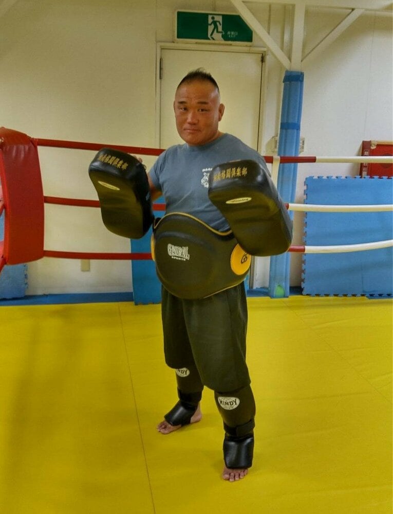 現在は平塚市の湘南格闘クラブでトレーナーをつとめる鶴巻伸洋。「決して勝率はよくなかったけど、経験値の高さを多くの人に伝えたいと思っています」