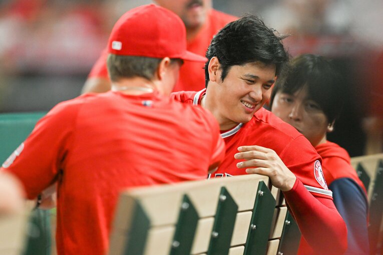 ベンチでの大谷と水原通訳ら　©Nanae Suzuki