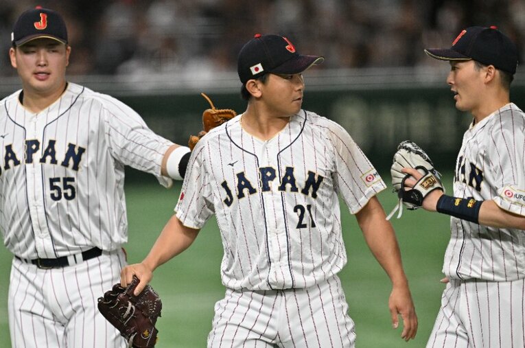 WBC決勝のマウンド託された今永昇太（中央）。準々決勝のイタリア戦でもリリーフで好投を見せ村上宗隆（左）、源田壮亮（右）に激励をうけた ／ photograph by Naoya Sanuki