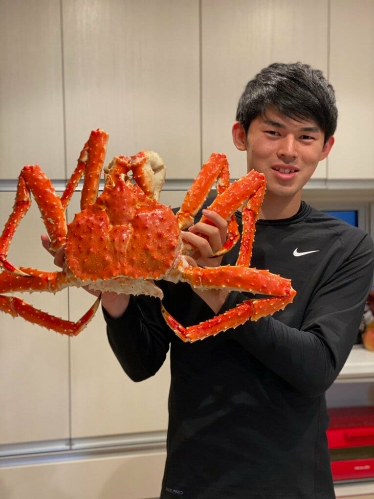 お正月に食べたカニの写真を自慢げに送ってきたという　©Chiba Lotte Marines