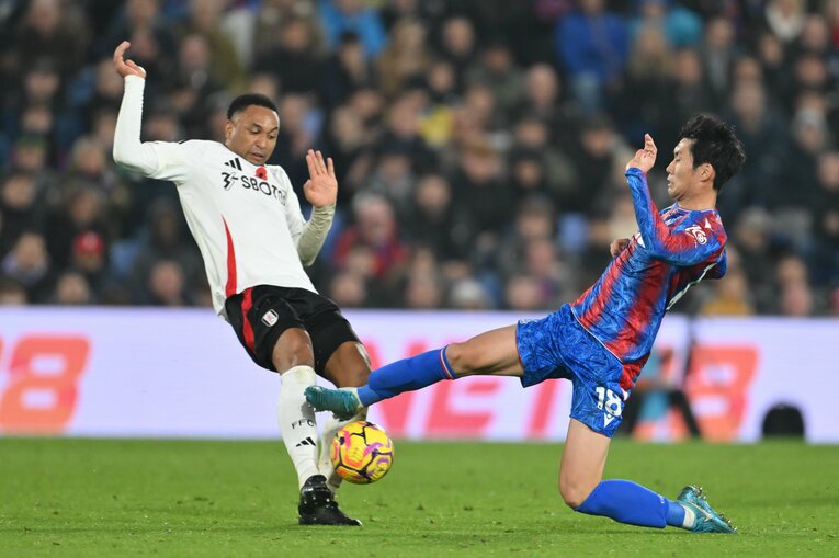 11月10日、ホームでのフラム戦、危険なタックルで鎌田大地が一発退場となったシーン【1枚目／全2枚】　©AFLO
