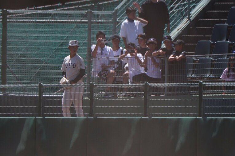 兵庫大会でブルペンに入る阪下　©Fumi Sawai