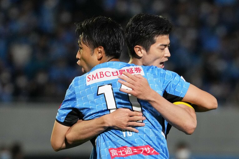 谷口彰悟と抱き合う小林悠（2022年）　©Etsuo Hara/Getty Images