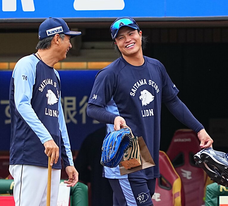 西口監督との掛け合いはいつも笑顔に溢れている　©SANKEI SHIMBUN