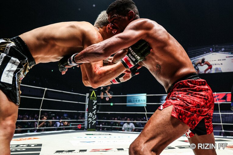 秋元強真vs.パッチー・ミックス　©RIZIN FF