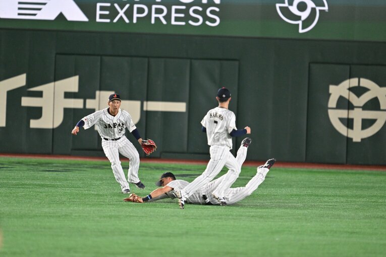 WBC韓国戦、ヌートバーの「神ダイビングキャッチ」連続写真（4枚目／全8枚）©Naoya Sanuki