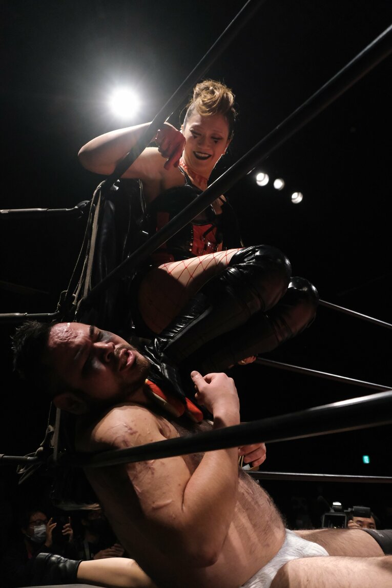 ボンデージ姿でムチ乱打も…“フェリス卒”女子レスラー・雪妃真矢がフリーで始めた新たな闘いとは？「伸び伸びと、怒られてもいいので（笑）」(38)