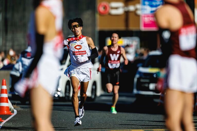 2区の最終盤、早大・山口智規（4年）の猛追を振り切る中大・溜池一太（4年）。じつは権太坂でハムストリングがつりかけていた　©Kiichi Matsumoto