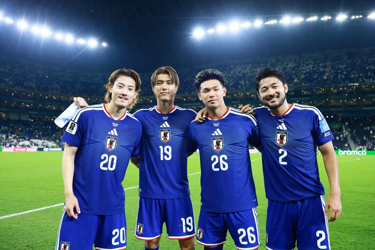龍後さんが担当する「スポーツ360」の4選手がチュニジア戦後に記念写真。左から瀬古歩夢選手、小川航基選手、塩貝健人選手、菅原由勢選手（久保建英選手はケガのため欠場）　©AFLO