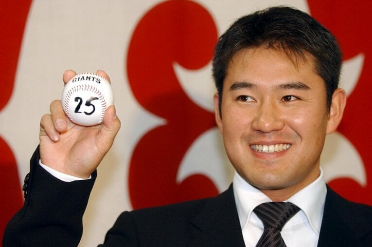近鉄から再び古巣・巨人へ“出戻りトレード”が決まり会見する三澤さん ／ photograph by SANKEI SHIMBUN