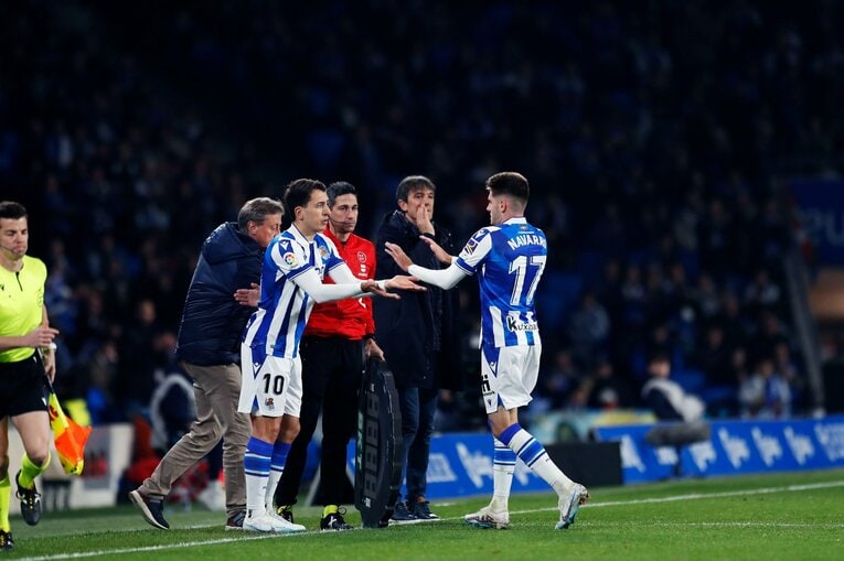 「TAKEユニの日本人ファンが増えた気が」久保建英MOMも“代えが利かない状態”を現地撮影…ソシエダは狂う歯車を直せるか(34)