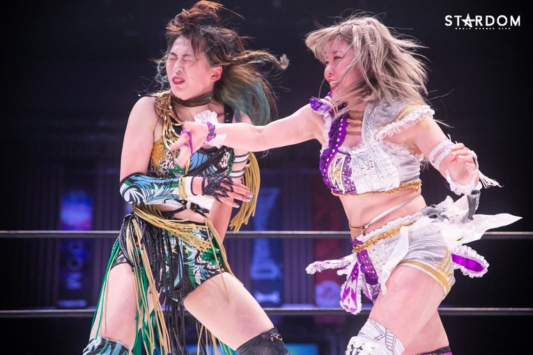 試合の軸となったのは、エルボー、張り手の“打ち合い”©STARDOM