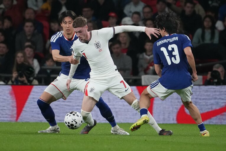 コール・パーマーを囲む伊藤洋輝と中村敬斗　©Masashi Hara