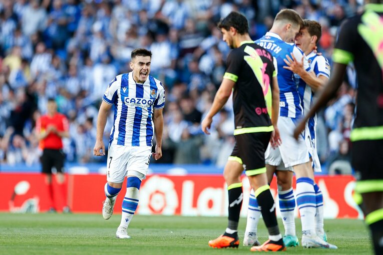 「クボはノルマル（普通）よ」辛口おばあちゃんにバルで遭遇も…カメラマンが撮った久保建英21歳の“軽快ドリブル＋母・祖母のような愛”(22)