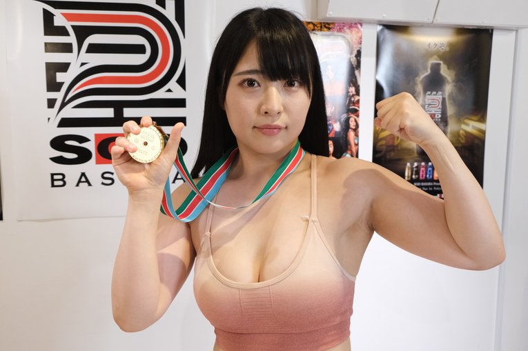 8月26日のデビュー発表会見にて