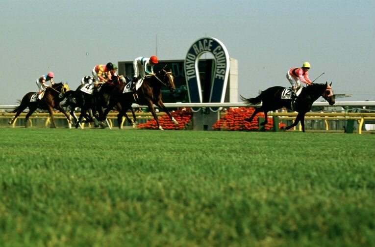 アイネスフウジンが制した1990年のダービー。歴代最多の19万6571人が詰めかけた　©Naoya Sanuki