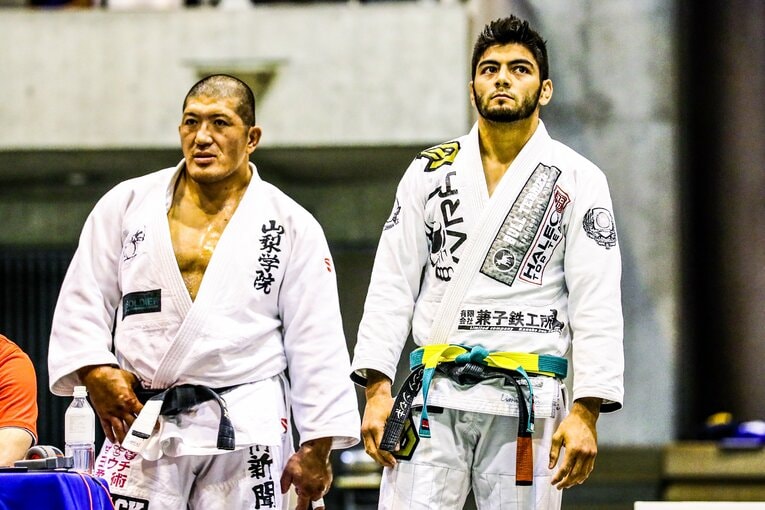 2016年の柔術アジアオープン、ボンサイ柔術の盟友ホベルト・サトシ・ソウザ（現RIZINライト級王者）との2ショット　©Susumu Nagao