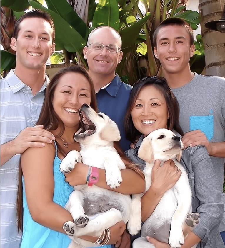 ヌートバー家。（後列左から）長男・ナイジェルさん、父・チャーリーさん、ラーズ選手、（前列左から）長女・ニコールさん、母・クミさん（提供=クミさん）