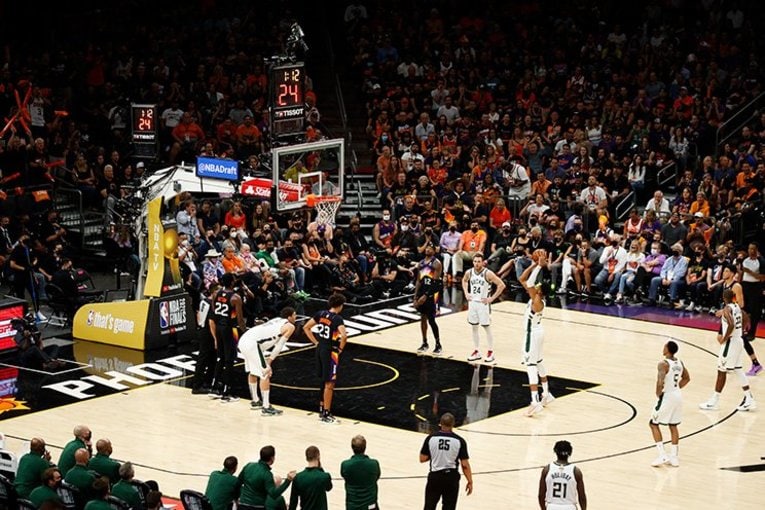 サンズ・ファンの大合唱の中、フリースローを放つヤニス・アデトクンボ　©Getty Images