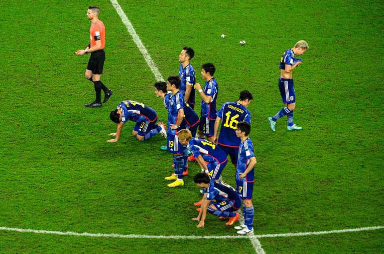 カタールW杯のラウンド16、PK戦の末にクロアチアに敗れたサッカー日本代表。岡崎慎司は「責任感の強さが武器になるとは限らない」と語った ／ photograph by Takuya Sugiyama/JMPA