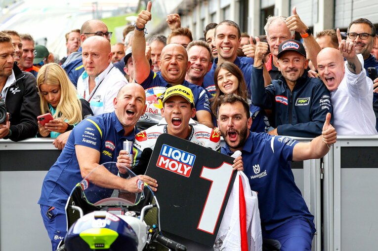 スタッフとともに勝利を喜ぶ佐々木。チーム代表のビアッジ（2列め右から2人目）もご満悦の様子