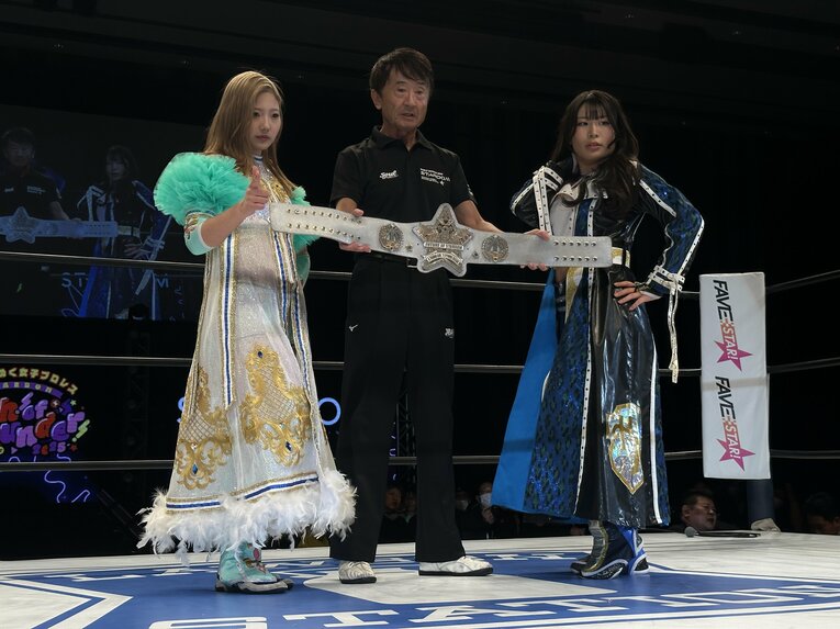 フューチャー王座に挑戦し、天咲光由（左）からベルトを勝ち取った妃南