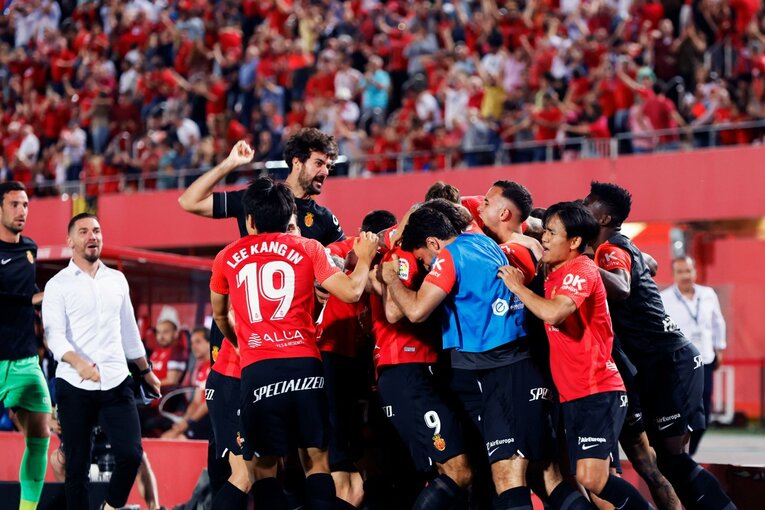 「クボ、ユニホームお願い」来季のレアル去就報道が出てもマジョルカで愛される久保建英…「残留か降格の最終節」で輝くか〈撮影者の視点〉(45)