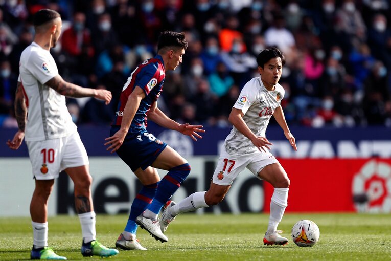 敵地の少年ファンから「KUBO！」と声が飛ぶ人気の中… 久保建英が“万全でなくても”フル出場で頼られた理由〈撮影者の視点〉(19)