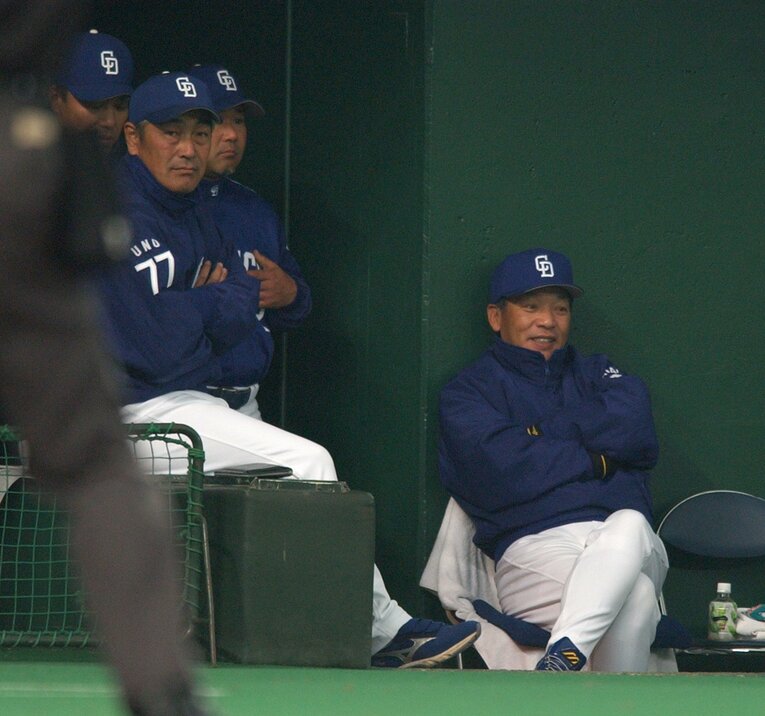 ベンチで戦況を見つめる落合監督　©JIJI PRESS
