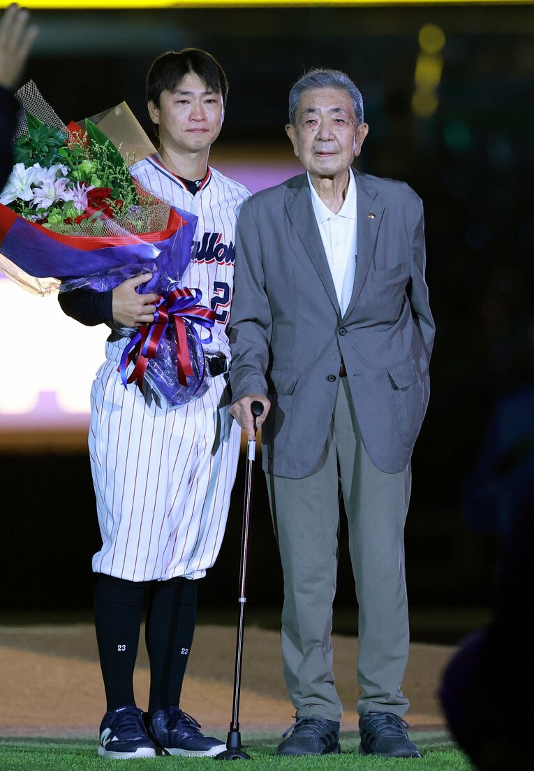 引退セレモニーで野村徹・元監督（右）が登場すると、涙が溢れた ©︎SANKEI SHIMBUN