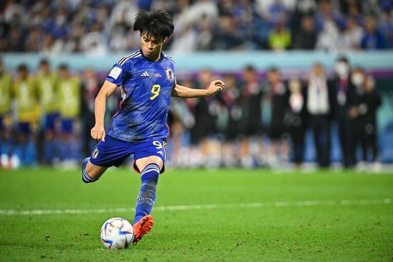 三笘薫のPK（2枚目／全7枚）©Takuya Kaneko/JMPA