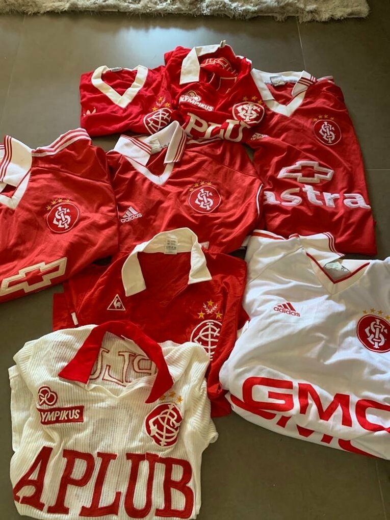 出身クラブであるインテルナシオナルのユニフォームの数々