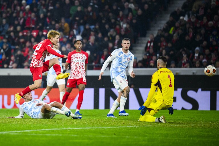 ELオリンピアコス戦で豪快な一撃を決めた堂安　©DPA/JIJI PRESS