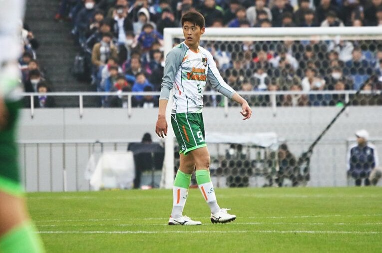 昨年度の選手権では決勝で涙を飲んだ青森山田DF藤原。悩み抜いた末、J1浦和への入団を決断した。 ／ photograph by Takahito Ando