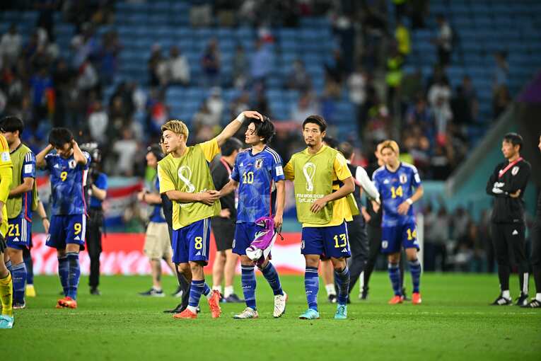 PKの1人目で失敗した南野に選手たちが駆け寄る　©Takuya Kaneko/JMPA