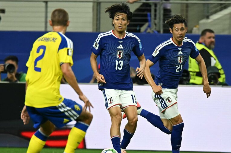 日本ースウェーデン。短いソックスでプレーしていた中村敬斗だが、試合途中での履き替えを命じられた ／ photograph by JIJI PRESS