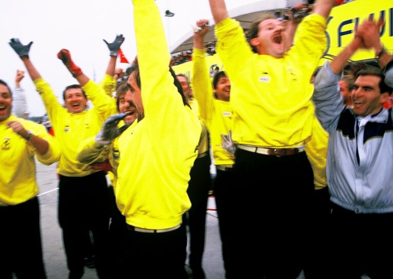 1987年日本GP、フェラーリのピットクルーは黄色いユニフォームで統一されていた　©Makoto Kemmisaki