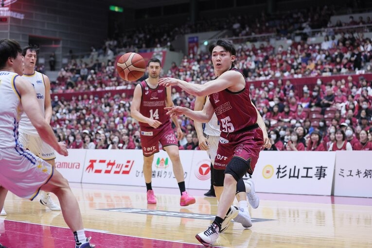 初挑戦のBリーグで存在感を見せる岡田のプレー　©B.LEAGUE