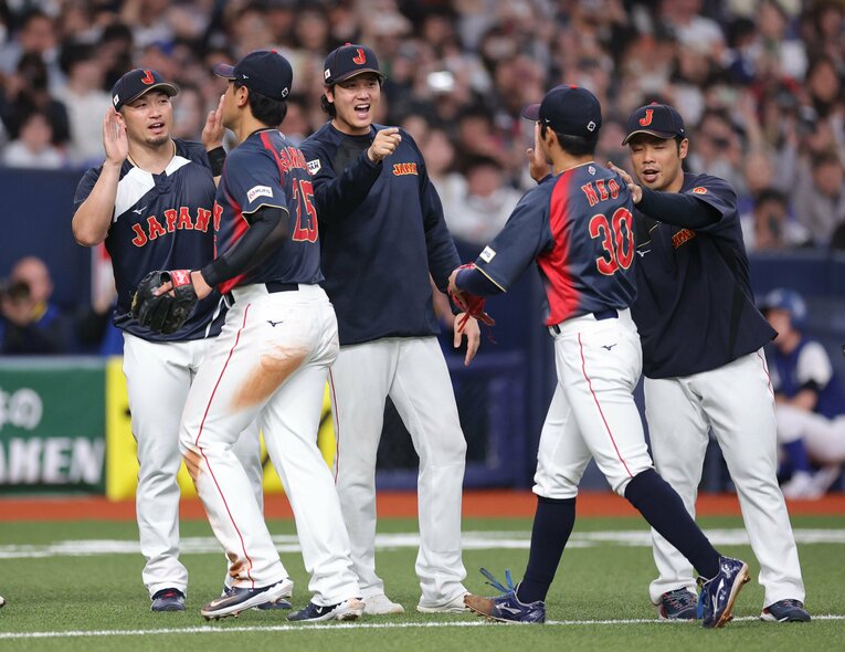 阪神に勝利し、根尾を迎える近藤健介、大谷翔平、鈴木誠也　©AFLO