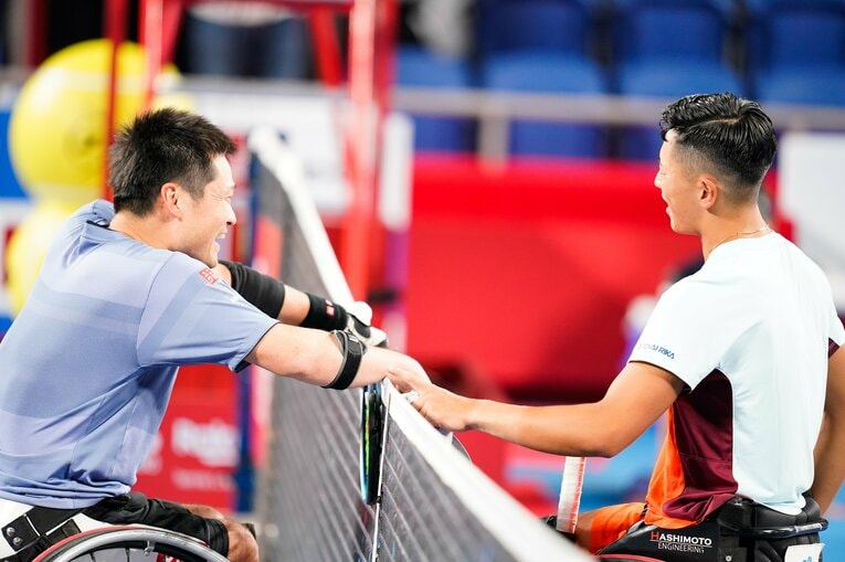 昨年10月の楽天オープン、決勝で戦った2人。試合後にネットを越えて言葉を交わす　©AFLO